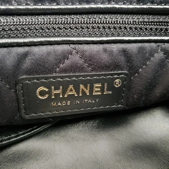 The Chanel 22 small handbag - Picture 5 of 12